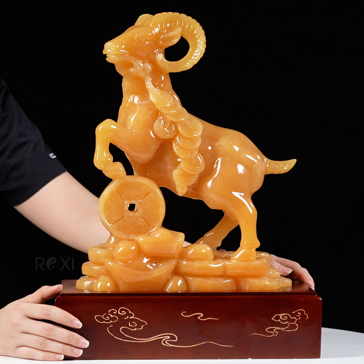 Trong kinh doanh, nhiều doanh nghiệp lựa chọn đặt tượng đá phong thủy hoặc linh vật đá trước cổng, sảnh lớn với mong muốn thu hút tài lộc, hanh thông trong công việc