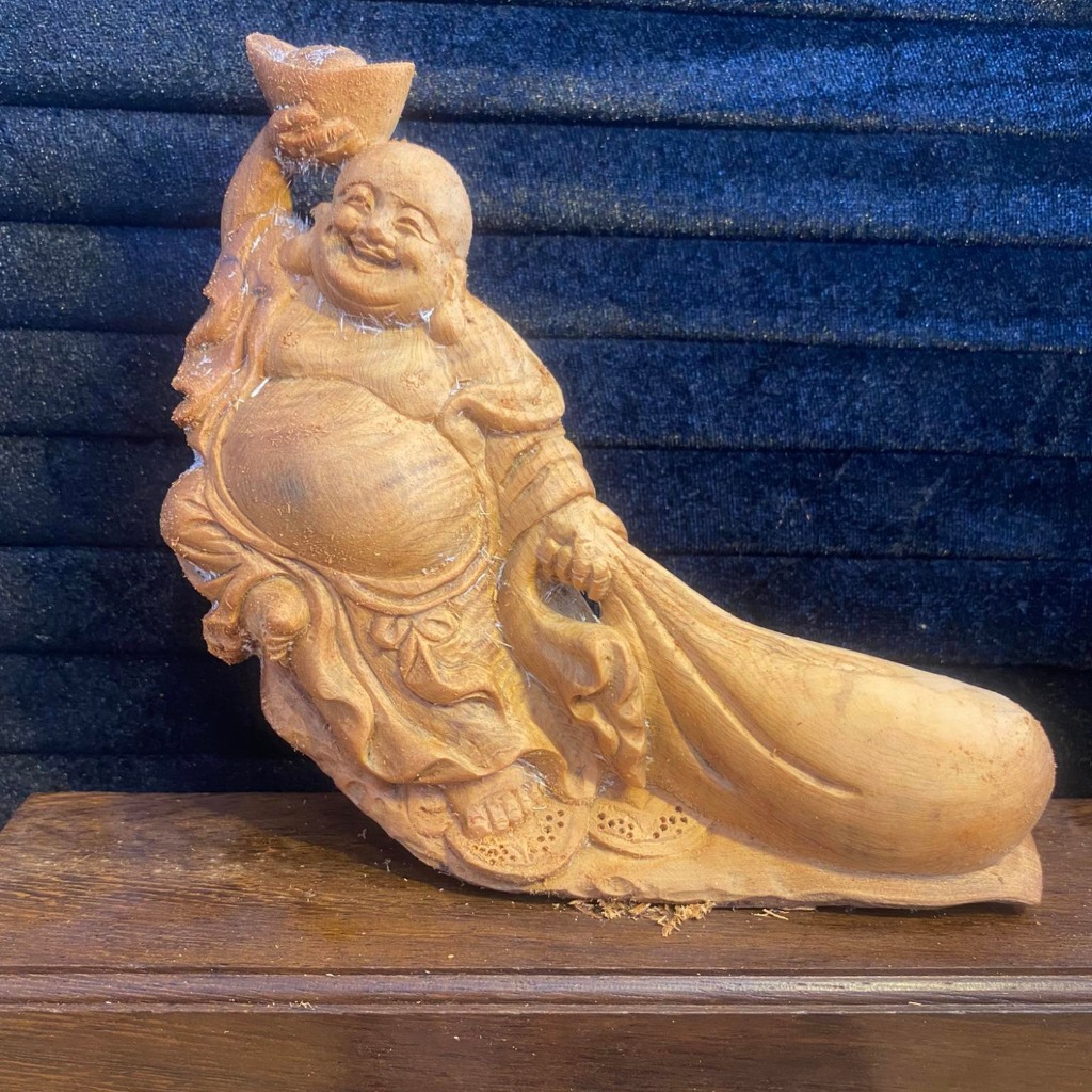 Khi chọn tượng, gia chủ nên ưu tiên các sản phẩm đá tự nhiên nguyên khối, đường nét chạm khắc rõ ràng, gương mặt Di Lặc tươi vui, cân đối