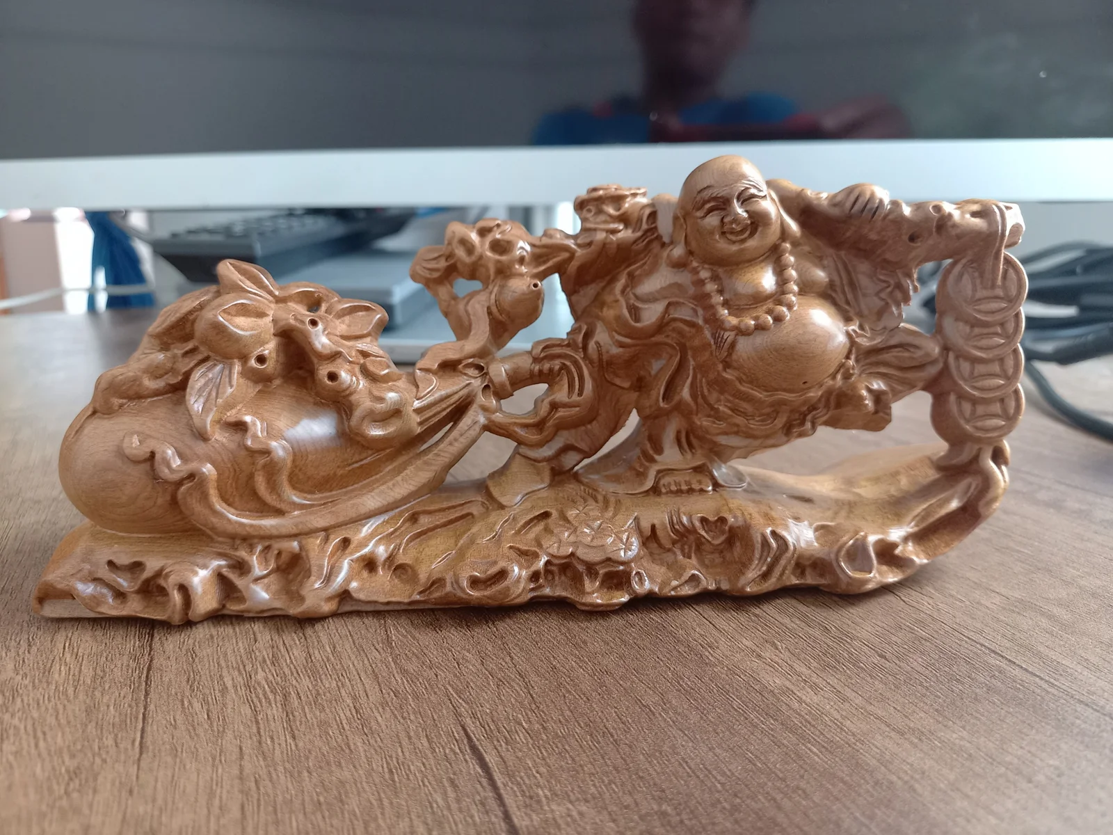 Tượng Di Lặc kéo bao tiền đá mỹ nghệ được sử dụng linh hoạt trong nhiều không gian khác nhau. Trong gia đình, tượng thường được đặt ở phòng khách, gần cửa ra vào hoặc khu vực tài vị để thu hút vượng khí