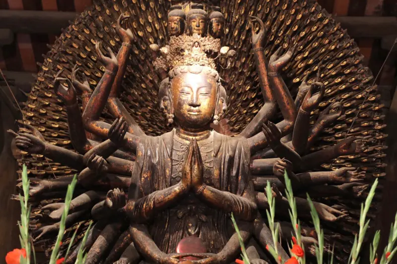 Quan Âm Nghìn Mắt Nghìn Tay, hay còn gọi là Thiên Thủ Thiên Nhãn Quan Thế Âm Bồ Tát, tượng trưng cho năng lực nhìn thấu nỗi khổ của chúng sinh bằng nghìn con mắt và dang tay cứu độ bằng nghìn cánh tay