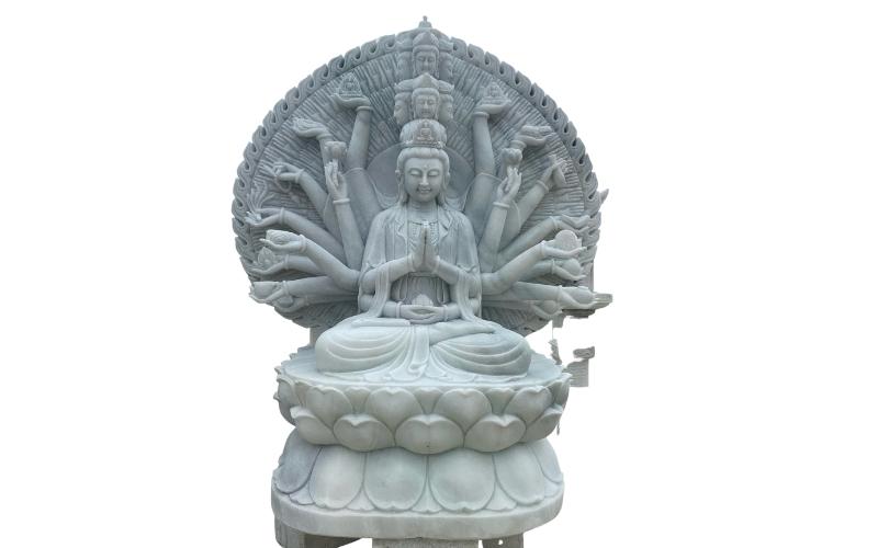 Khi dùng để tạc tượng Quan Âm Nghìn Mắt Nghìn Tay, đá mỹ nghệ không chỉ thể hiện vẻ đẹp vững chãi, trang nghiêm mà còn tượng trưng cho sự trường tồn của đức tin và lòng từ bi