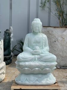 Việc lựa chọn đá tự nhiên để tạc tượng A Di Đà mang ý nghĩa đặc biệt. Đá là vật liệu được hình thành qua hàng triệu năm, mang trong mình năng lượng của đất trời và sự bền vững vượt thời gian