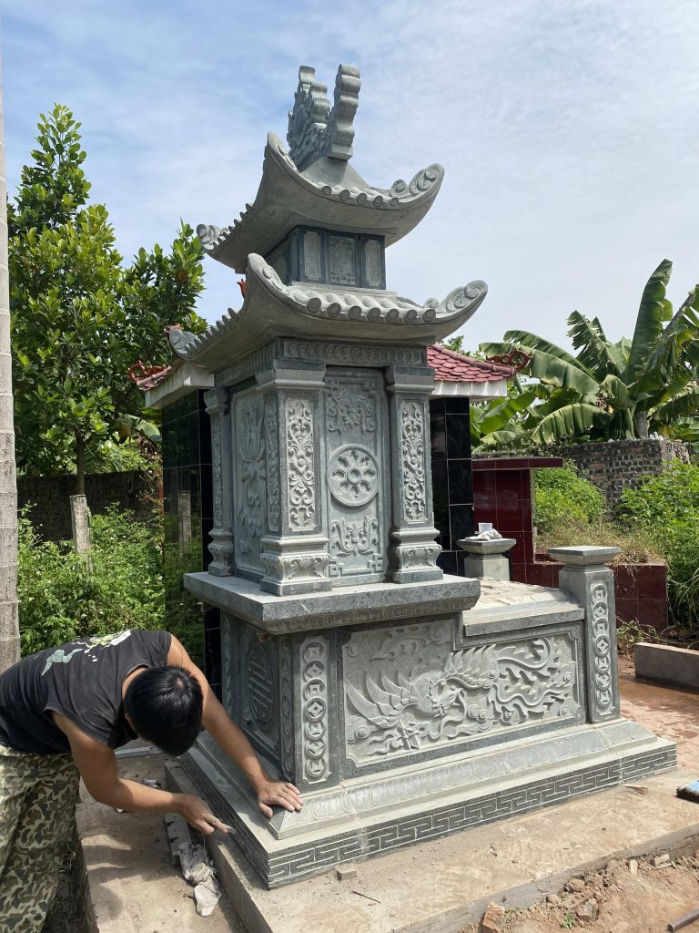 Để hoàn thành một ngôi mộ đá hoàn chỉnh, nghệ nhân phải trải qua nhiều công đoạn. Từ khâu chọn đá, phác thảo thiết kế, tạo hình thô đến các bước chạm khắc tinh xảo, đánh bóng, lắp đặt…