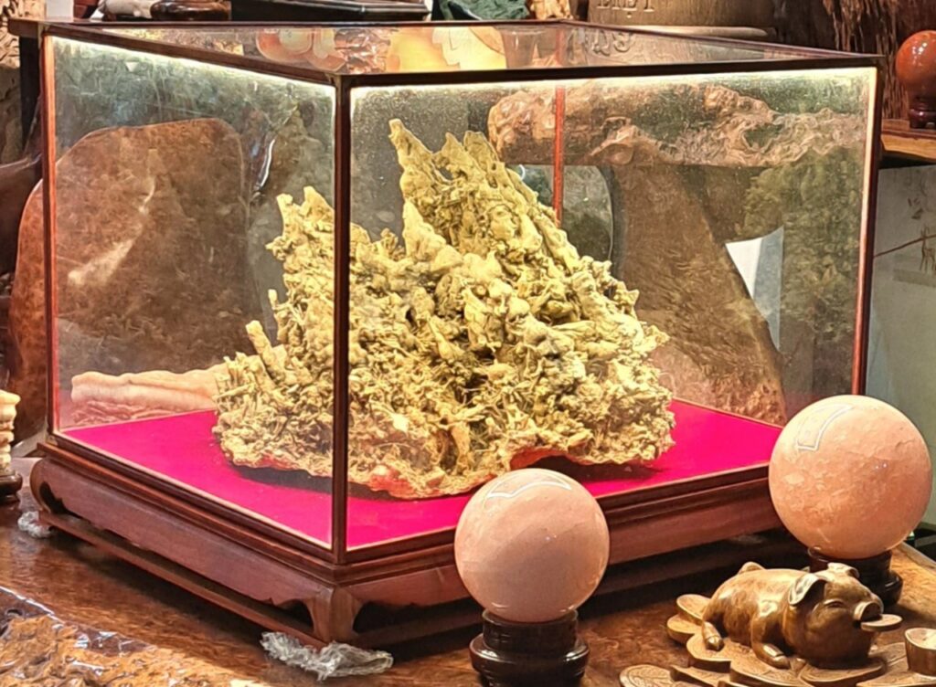 Tượng đá phong thủy không nên tách rời khỏi tổng thể thiết kế. Sự kết hợp hài hòa giữa tượng, ánh sáng, cây xanh và các vật liệu nội thất khác sẽ tạo nên dòng chảy năng lượng ổn định