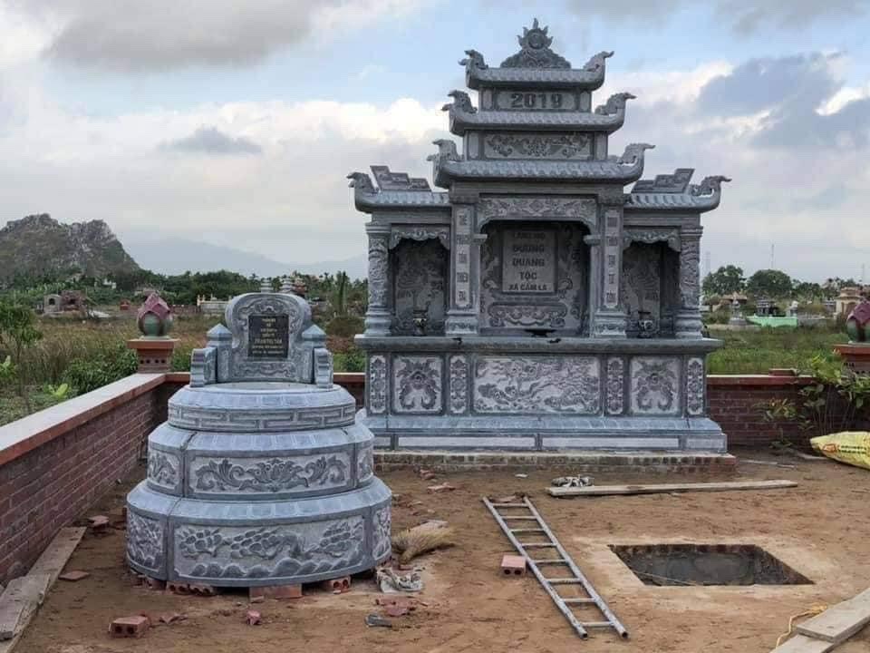 Trong các công trình tâm linh như chùa chiền, nhà thờ họ, lăng mộ đá hay không gian thờ cúng gia đình, đá mỹ nghệ kết hợp với ánh sáng dịu nhẹ tạo nên sự trang nghiêm và thanh tịnh