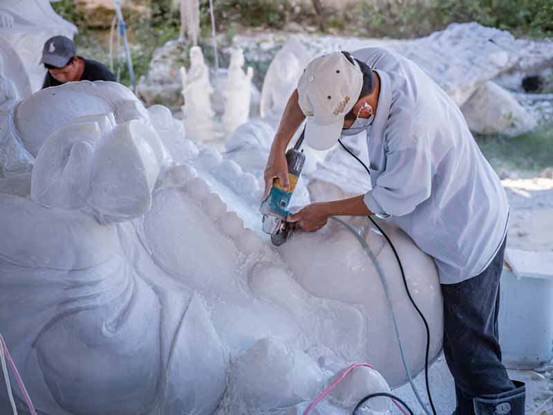 Điều làm nên giá trị thực sự của tượng đá xanh không chỉ nằm ở chất liệu, mà còn ở bàn tay và tâm thế của người nghệ nhân