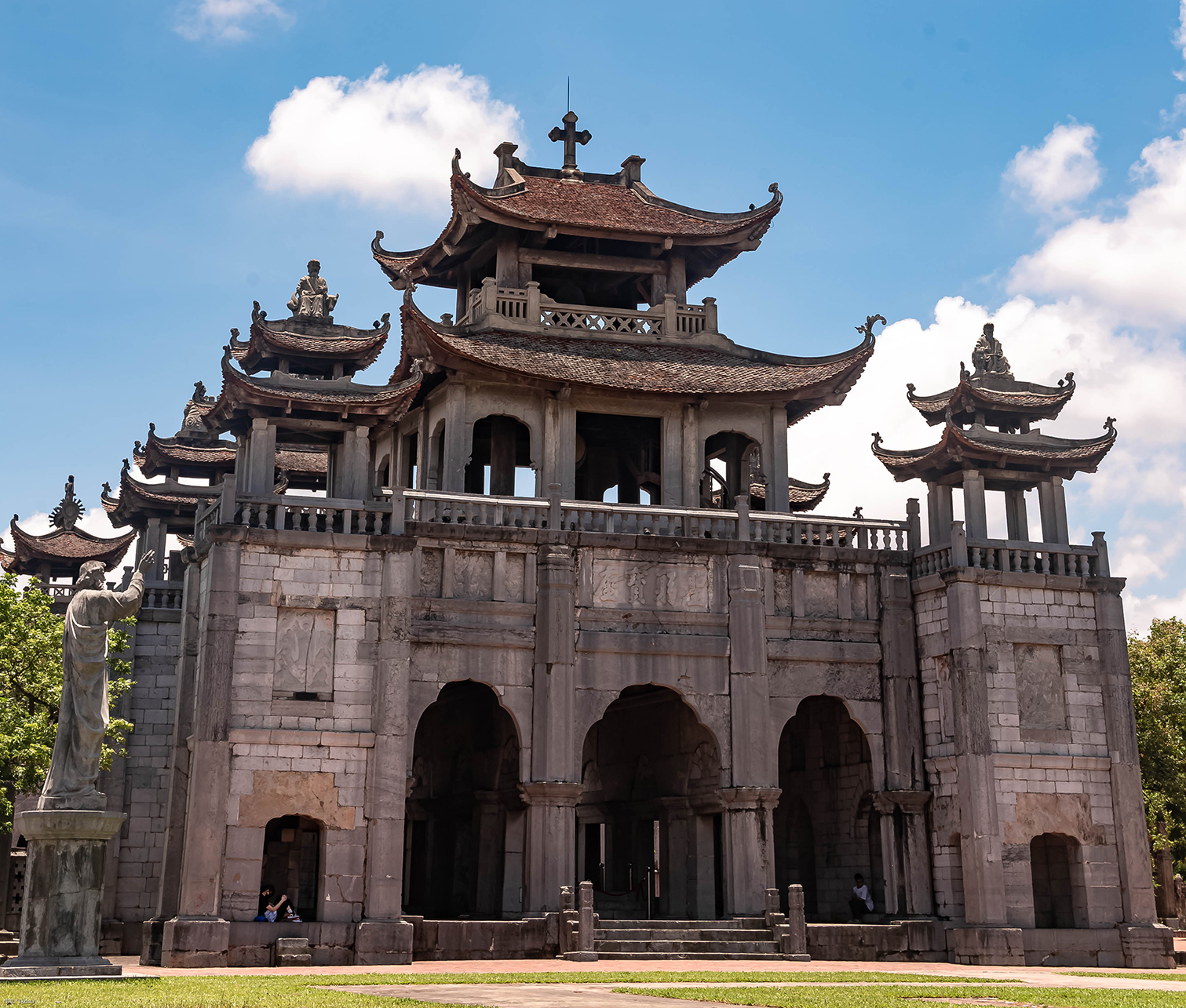 Đá mỹ nghệ trong nhà truyền thống không thể tách rời yếu tố phong thủy. Người xưa tin rằng đá tự nhiên hấp thụ linh khí đất trời, giúp cân bằng năng lượng và bảo vệ gia chủ