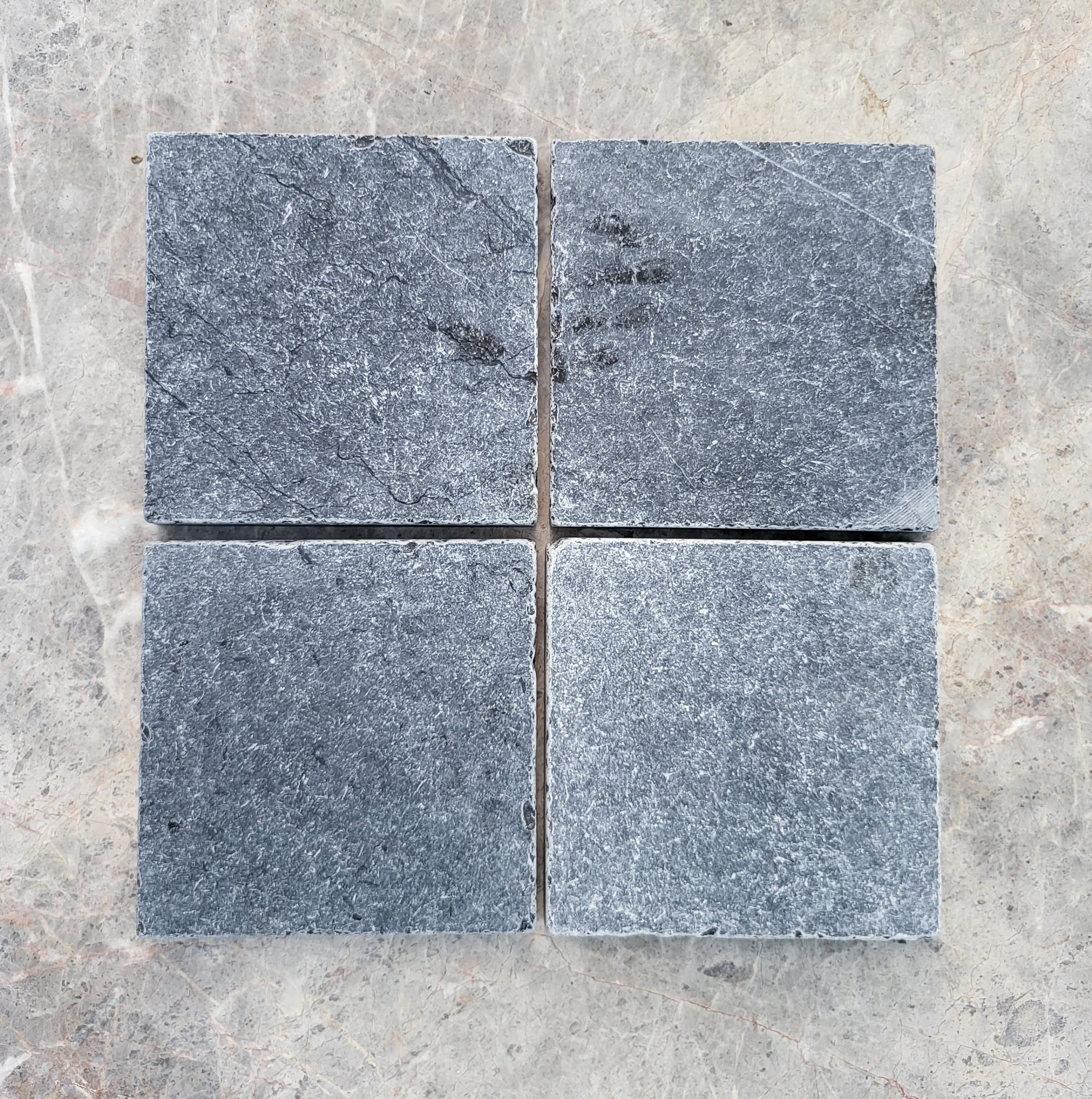 Đá xanh là loại đá tự nhiên được hình thành qua hàng triệu năm trong lòng đất, mang gam màu xanh xám, xanh rêu hoặc xanh ghi rất đặc trưng