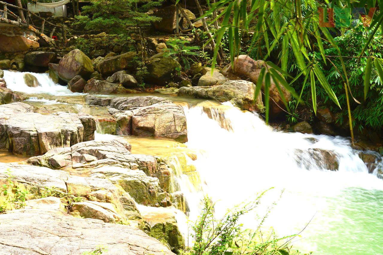 Từ những khối đá thô sơ trong lòng núi, qua bàn tay tài hoa của nghệ nhân, đá bản địa trở thành những công trình, tượng thờ và sản phẩm mỹ nghệ mang đậm dấu ấn dân tộc