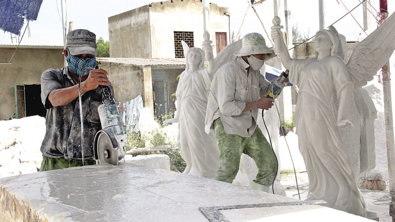 Đá mỹ nghệ không chỉ là vật liệu xây dựng mà còn là sản phẩm của bàn tay nghệ nhân, chứa đựng giá trị văn hóa và truyền thống lâu đời