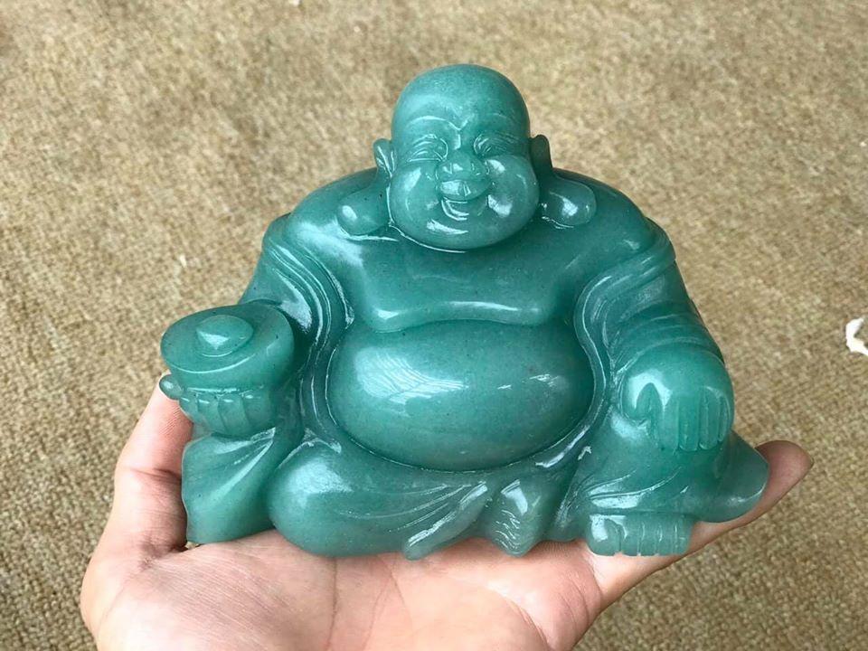 Đá xanh là loại đá tự nhiên phổ biến trong chế tác đá mỹ nghệ truyền thống. Được hình thành từ quá trình địa chất lâu dài, đá xanh mang sắc xanh xám đặc trưng, đôi khi pha ánh rêu hoặc vân mây nhẹ, tạo cảm giác gần gũi và thanh tịnh