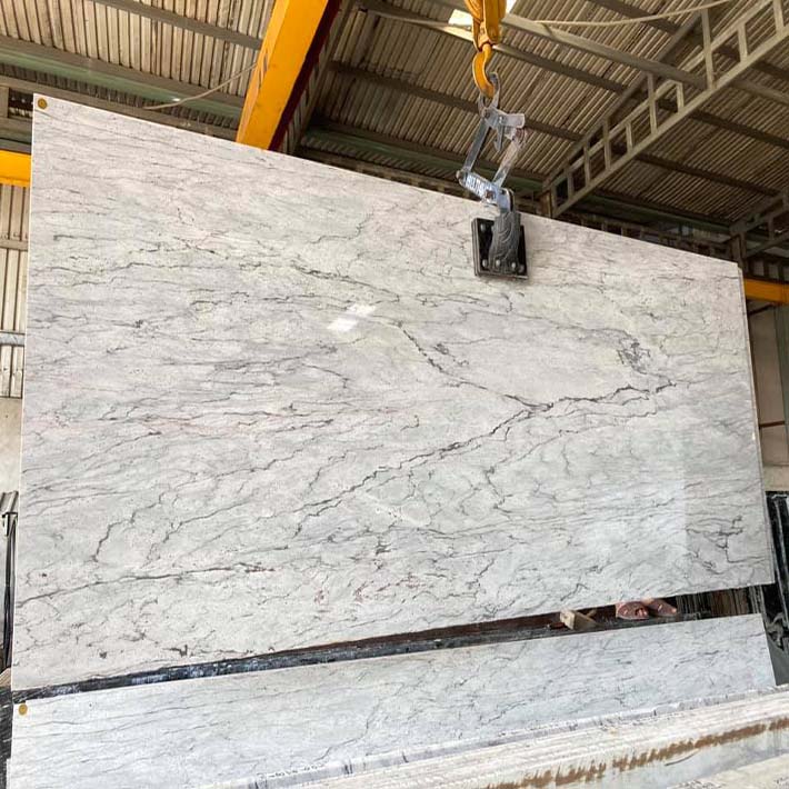 Do độ cứng lớn, việc chạm khắc đá granite đòi hỏi kỹ thuật cao và nhiều thời gian hơn. Các chi tiết mềm mại, tinh xảo thường khó thể hiện rõ nét như trên đá xanh