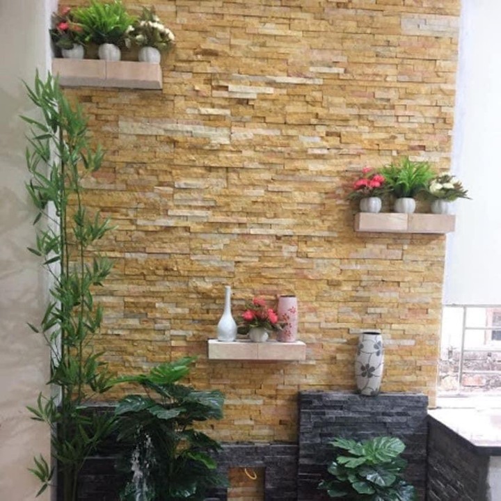 Trong nội thất, đá mỹ nghệ theo yêu cầu thường được sử dụng làm tượng trang trí, phù điêu treo tường, mặt ốp đá nghệ thuật, bàn ghế đá hoặc các chi tiết trang trí cột, sảnh