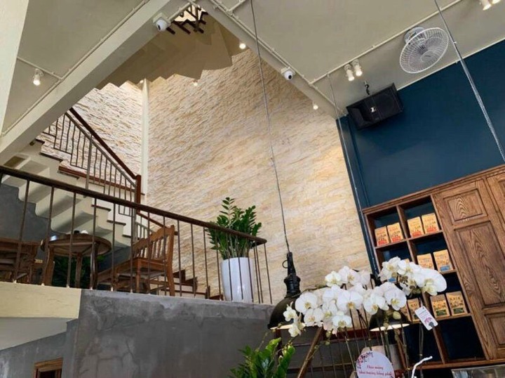 Để hoàn thiện một tác phẩm đá mỹ nghệ theo yêu cầu, cần trải qua nhiều công đoạn: từ tiếp nhận ý tưởng, phác thảo bản vẽ, lựa chọn chất liệu đá đến chạm khắc và hoàn thiện bề mặt