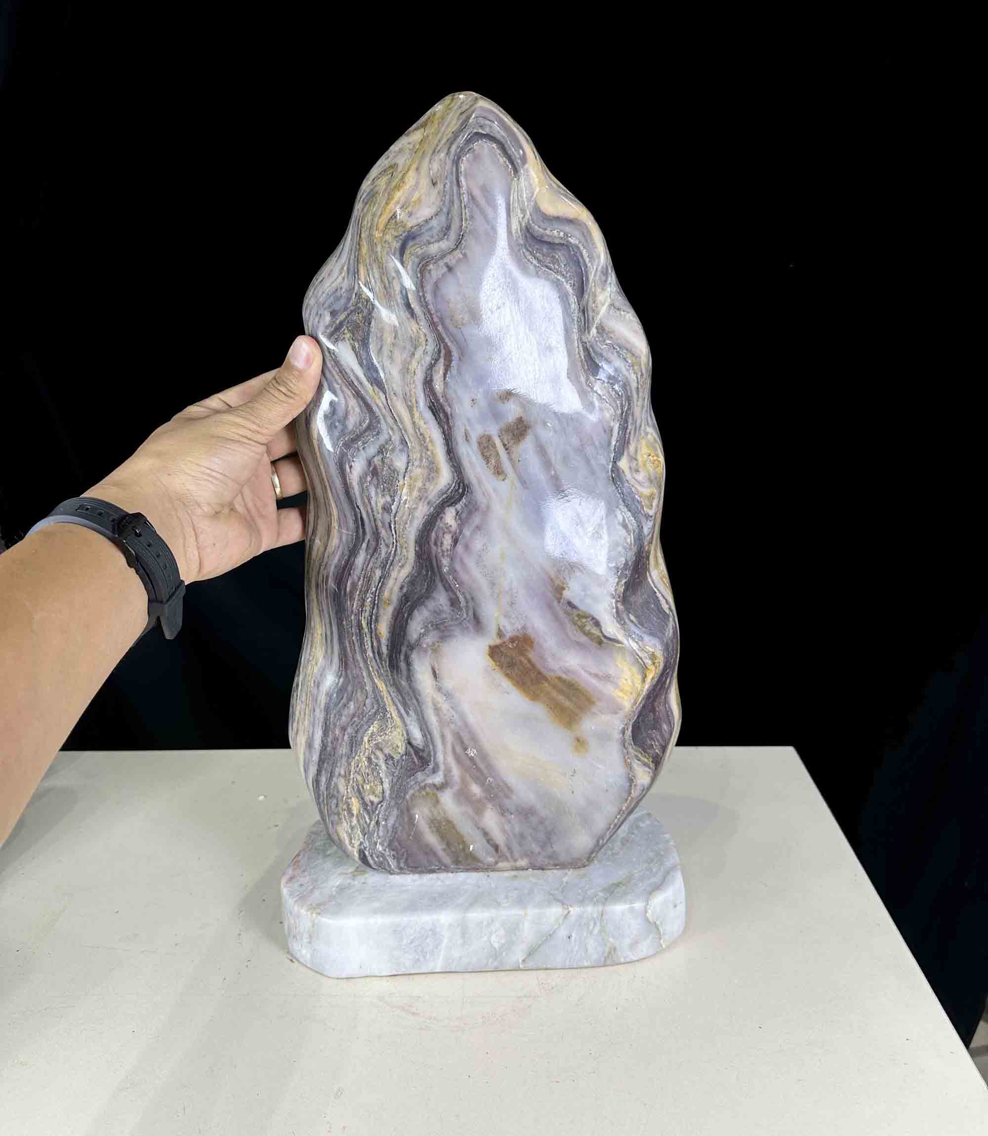 Trong phong thủy nhà ở, những yếu tố như đường đâm thẳng, góc nhọn chĩa vào cửa chính hay thế đất không vuông vức có thể tạo ra “hung khí”