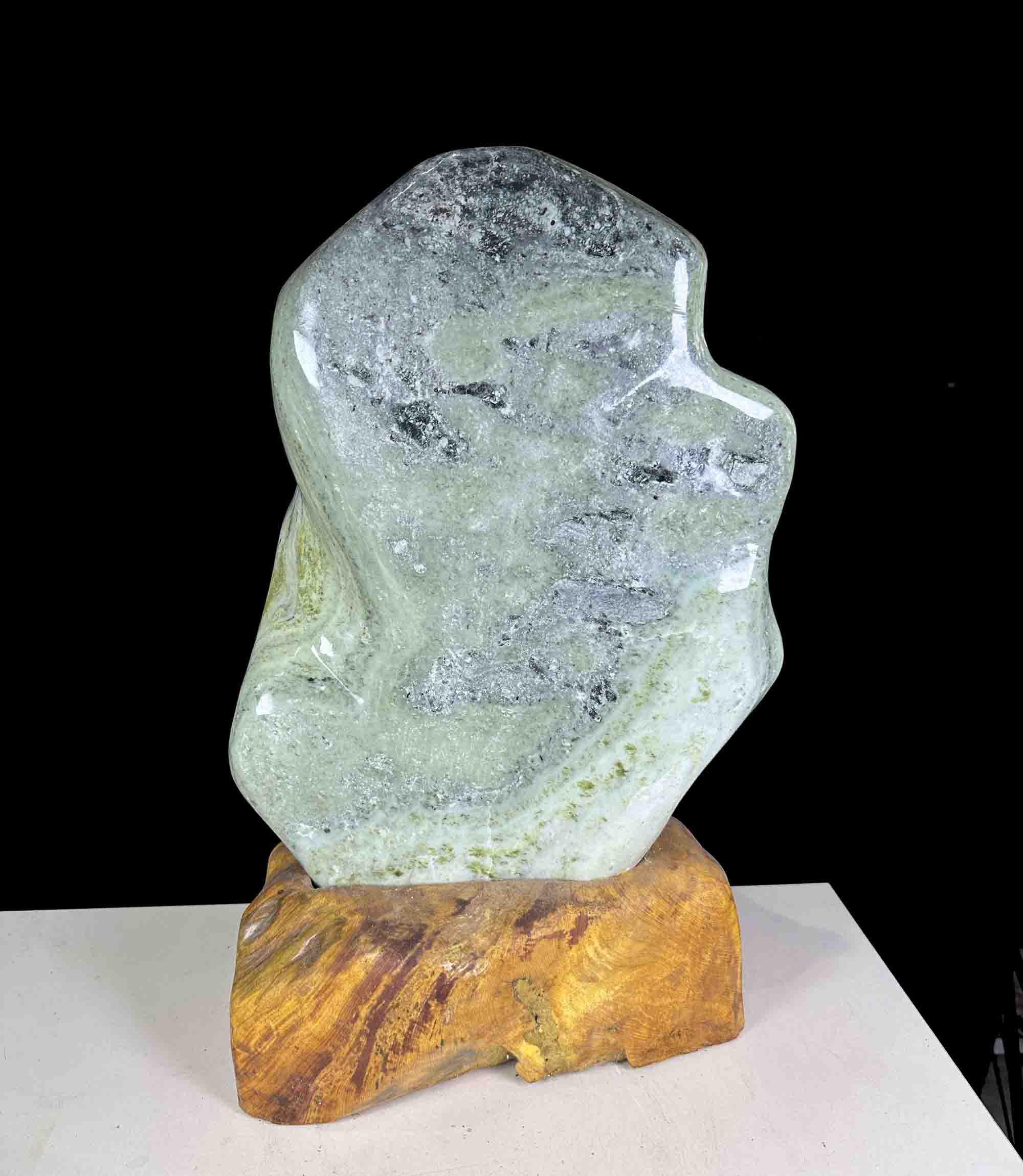 Đá tự nhiên hình thành qua hàng triệu năm trong lòng đất, hấp thụ tinh hoa của trời đất, vì thế theo quan niệm phong thủy, đá mang trong mình nguồn năng lượng ổn định và lâu dài