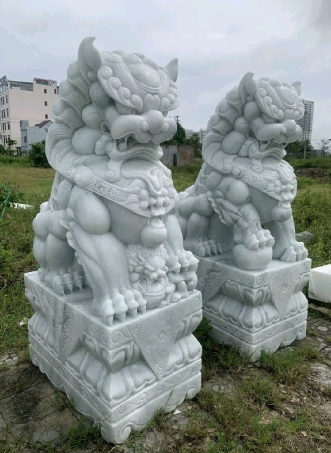 Để tạo ra một tác phẩm điêu khắc cẩm thạch hoàn chỉnh, người nghệ nhân phải trải qua nhiều công đoạn tỉ mỉ: chọn phôi đá, phác thảo, chạm khắc thủ công và đánh bóng hoàn thiện