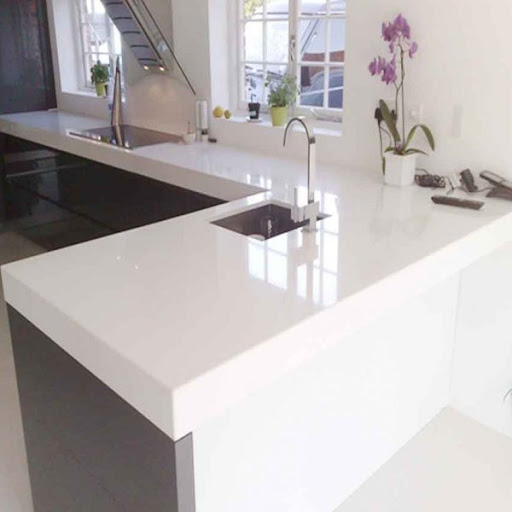 Đá granite có màu sắc đa dạng như xám, đen, đỏ, vàng… mang lại cảm giác mạnh mẽ, vững chãi và hiện đại