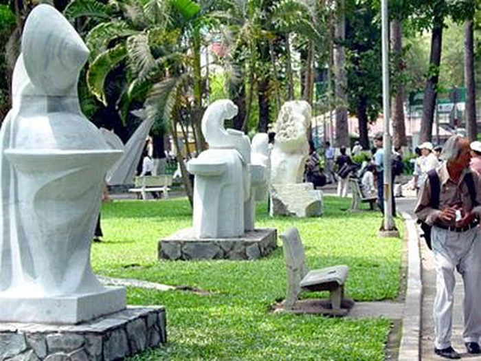 Ngày nay, bên cạnh các tượng đài truyền thống, nhiều công trình công cộng còn lựa chọn tượng đá mỹ nghệ mang phong cách hiện đại, trừu tượng