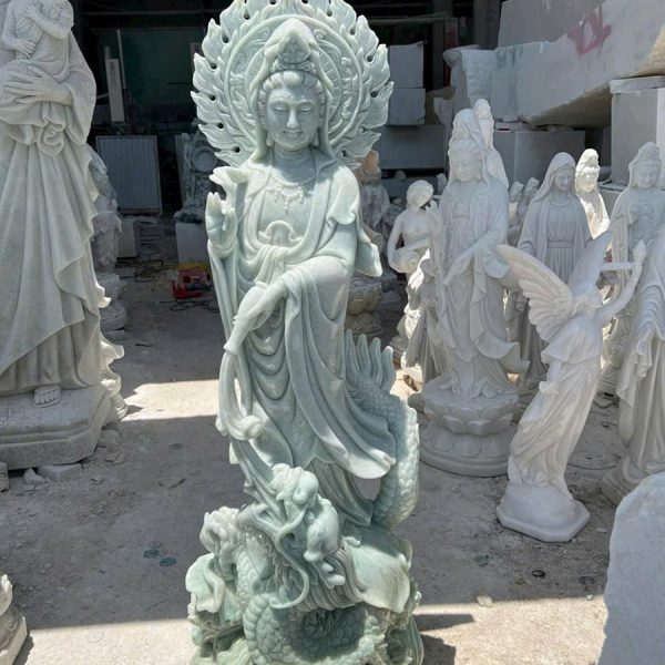 Nhờ kết cấu đá chắc, mịn và tương đối đồng đều, nghệ nhân có thể chạm khắc những đường nét tinh xảo, từ gương mặt hiền từ của tượng Phật đến các hoa văn uốn lượn mềm mại trên phù điêu đá