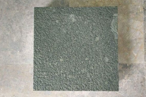 Điêu khắc đá xanh rêu đòi hỏi tay nghề cao và sự am hiểu sâu sắc về chất liệu. Mỗi khối đá đều có vân, thớ và sắc độ riêng, người nghệ nhân phải quan sát kỹ để lựa chọn hướng chạm phù hợp, tránh nứt vỡ và tận dụng tối đa vẻ đẹp tự nhiên của đá