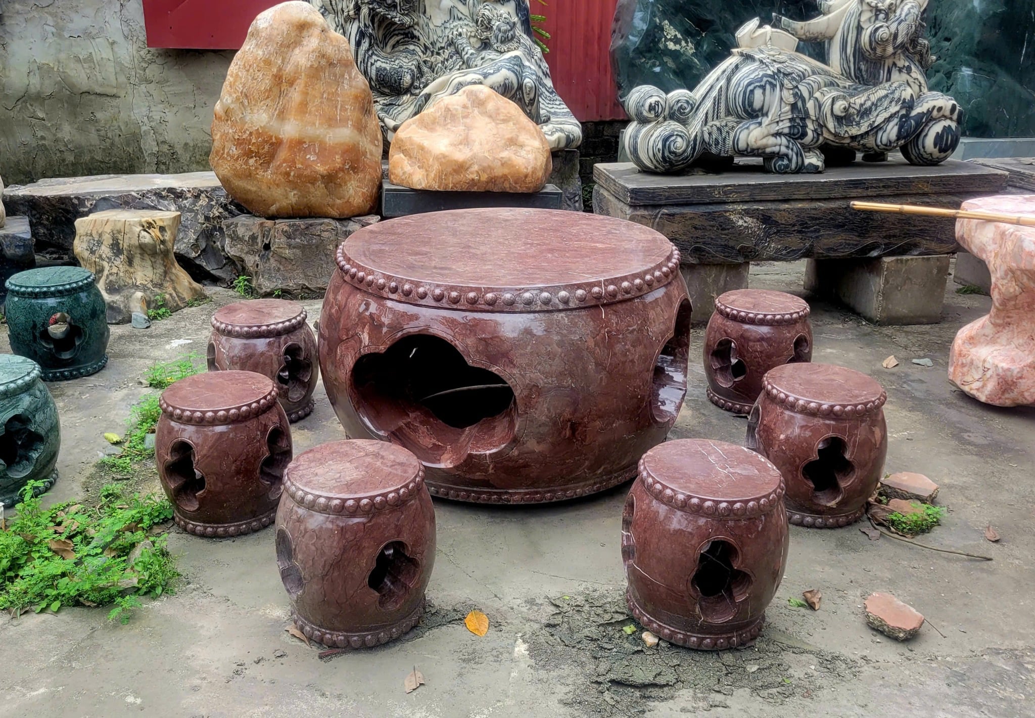 Ngày nay, đá tự nhiên bản địa không chỉ gắn với các sản phẩm truyền thống mà còn được ứng dụng linh hoạt trong thiết kế mỹ nghệ và kiến trúc hiện đại