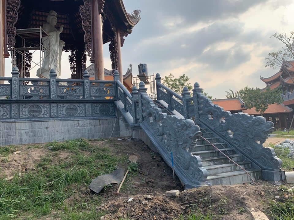 Ngày nay, dù kiến trúc chùa chiền, đền miếu có nhiều đổi mới, đá mỹ nghệ vẫn giữ vai trò quan trọng. Các công trình trùng tu, tôn tạo di tích luôn ưu tiên sử dụng đá mỹ nghệ để đảm bảo tính kế thừa và bền vững