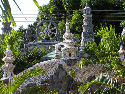 Theo quan niệm phong thủy, đá tự nhiên là vật liệu hội tụ linh khí của đất trời. Khi được đặt đúng vị trí trong chùa chiền, đền miếu, đá mỹ nghệ giúp ổn định trường năng lượng, mang lại sự an yên và tĩnh tại