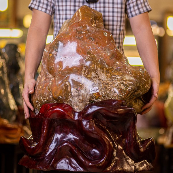 Đá mỹ nghệ có thể xuất hiện ở nhiều vị trí khác nhau, từ nội thất đến ngoại thất. Trong phòng khách, một bức tượng đá nhỏ đặt trên kệ trang trí có thể tạo điểm nhấn sang trọng và trang nghiêm