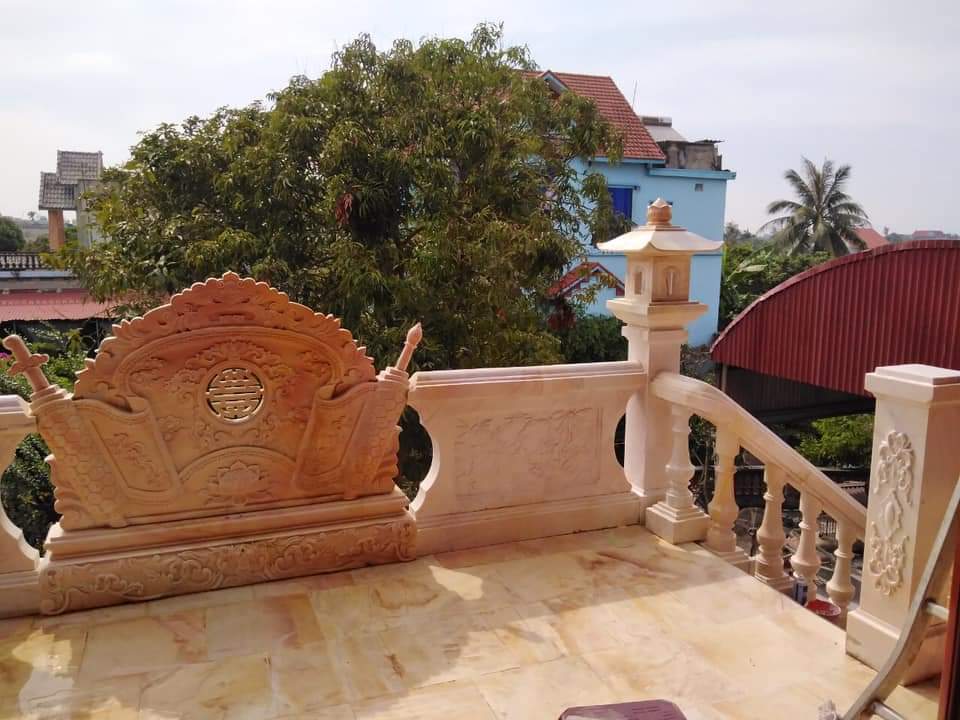 Trong lĩnh vực điêu khắc đá mỹ nghệ, đá vàng thường được lựa chọn để tạo nên các tượng Phật, tượng Bồ Tát, linh vật phong thủy hay các hạng mục kiến trúc tâm linh như bậc thềm, lan can, cột đá