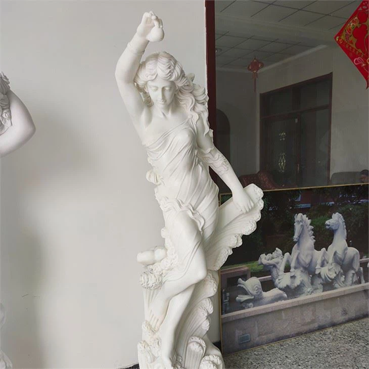 Từ thời cổ đại, cẩm thạch đã được dùng để tạc tượng thần, công trình tôn giáo và các tác phẩm nghệ thuật lớn, thể hiện quyền lực, sự cao quý và vẻ đẹp lý tưởng