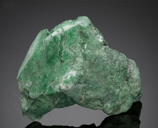 Điều đặc biệt nhất của đá cẩm thạch nằm ở khả năng truyền tải cảm xúc. Từ một khối đá tưởng chừng cứng lạnh, qua bàn tay nghệ nhân, cẩm thạch trở nên mềm mại, có hồn và biết “nói”