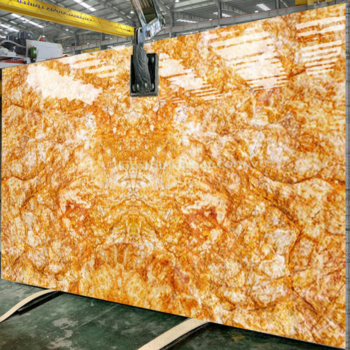 Không cần những đường vân mềm mại, đá granite tạo ấn tượng bằng kết cấu hạt khoáng rõ nét, bề mặt chắc khỏe và màu sắc ổn định