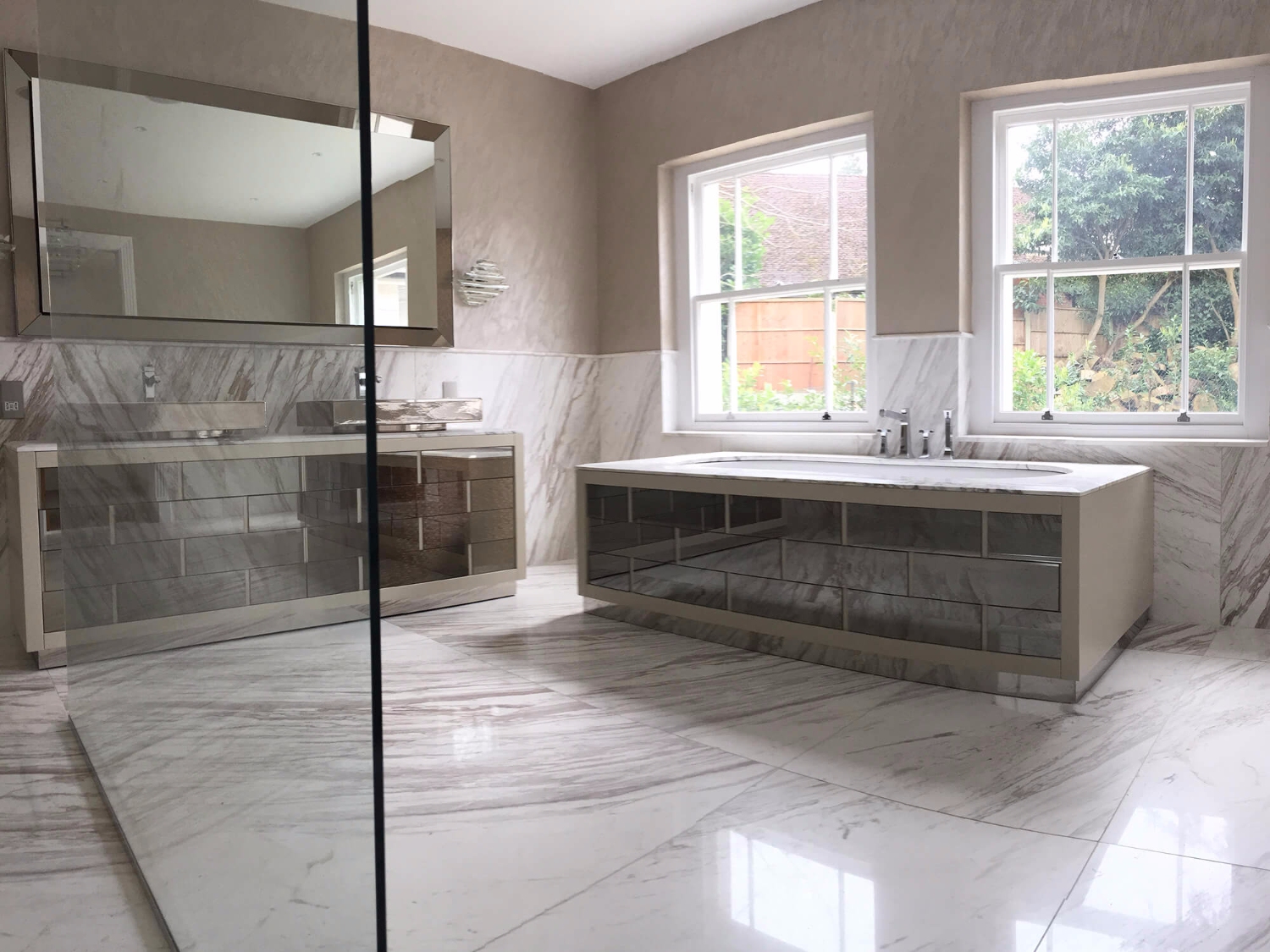 Một trong những lý do khiến đá marble trắng được ưa chuộng trong điêu khắc mỹ nghệ chính là độ mềm vừa phải so với granite