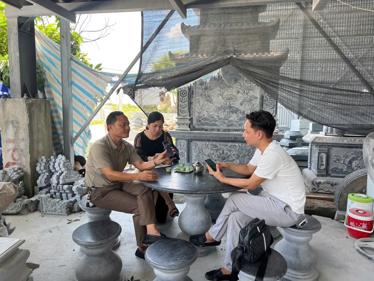 Một trong những ưu điểm nổi bật của đá mỹ nghệ là độ bền vượt trội. So với nhiều vật liệu trang trí khác, đá tự nhiên có khả năng chịu lực, chịu nhiệt và chống tác động của môi trường rất tốt