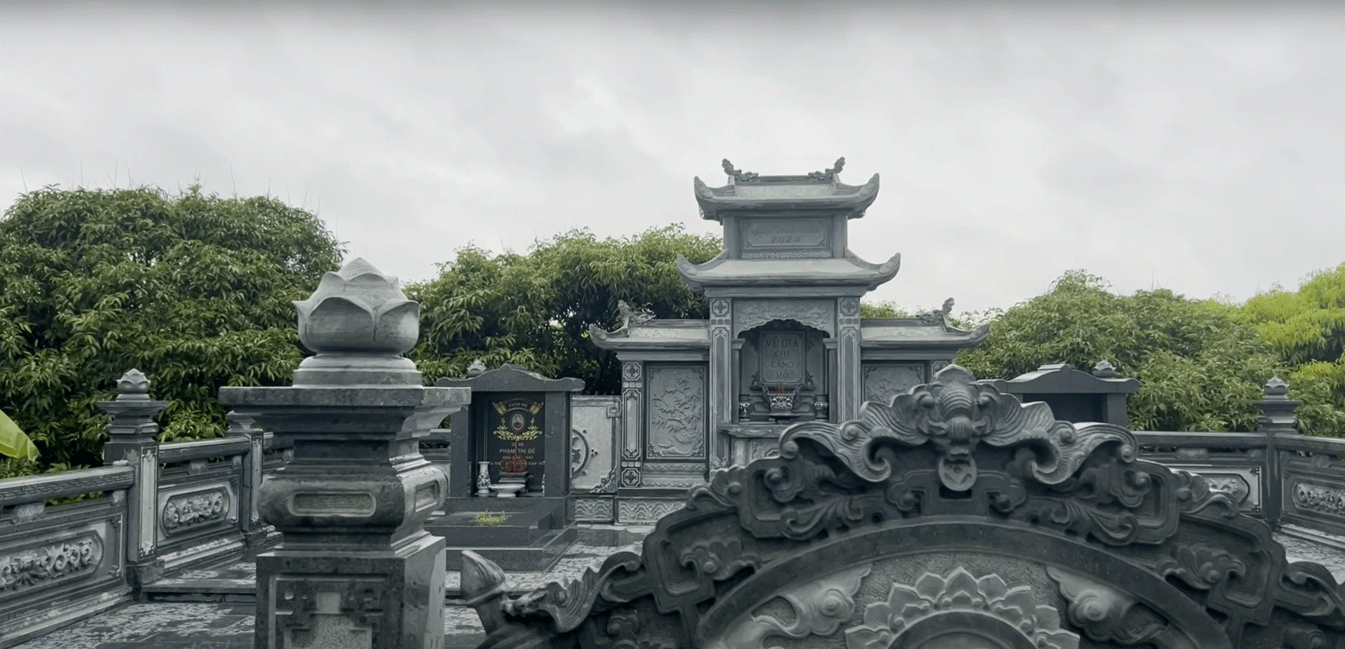 Trong quan niệm Á Đông, đá tự nhiên được xem là vật liệu hội tụ linh khí của đất trời