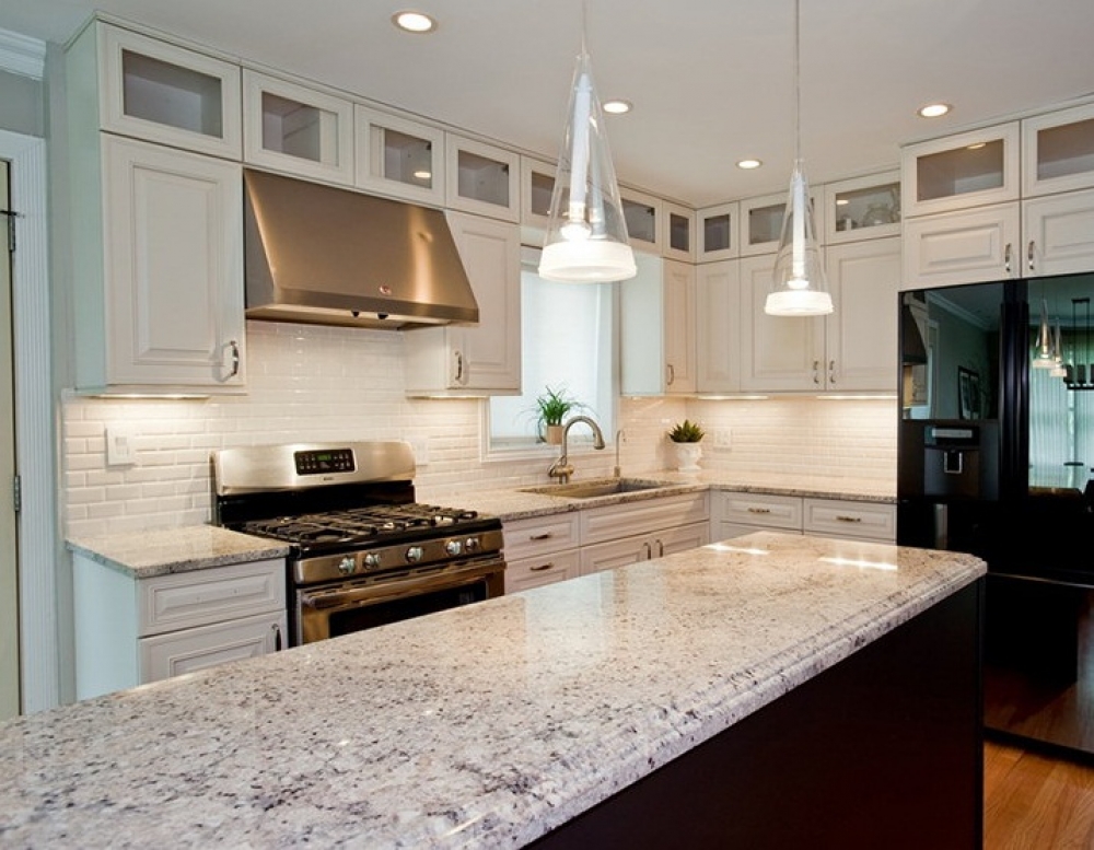 Ngày nay, đá mỹ nghệ không chỉ xuất hiện trong không gian tâm linh mà còn được ứng dụng rộng rãi trong kiến trúc và trang trí