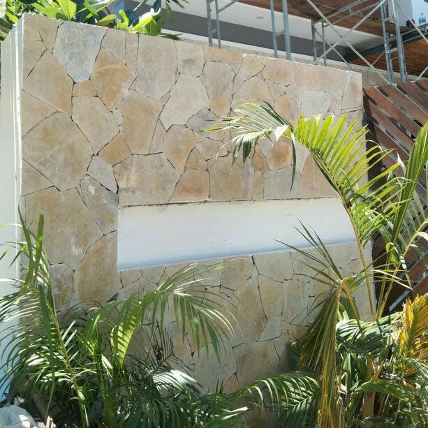 So với granite và đá xanh, đá marble có độ cứng thấp hơn, cấu trúc xốp hơn nên khả năng chống chịu môi trường ngoài trời kém hơn