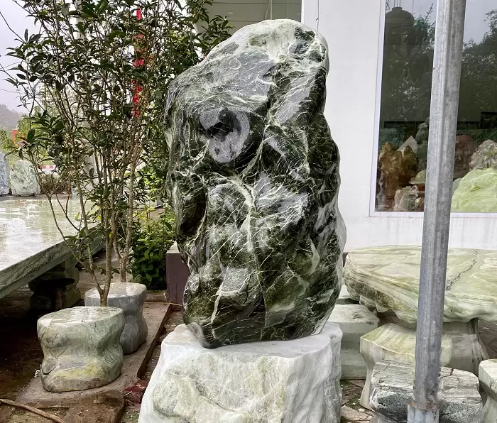 Một trong những ứng dụng phổ biến nhất của đá mỹ nghệ trong trấn trạch là chế tác tượng linh vật đặt trước cổng hoặc trong khuôn viên nhà