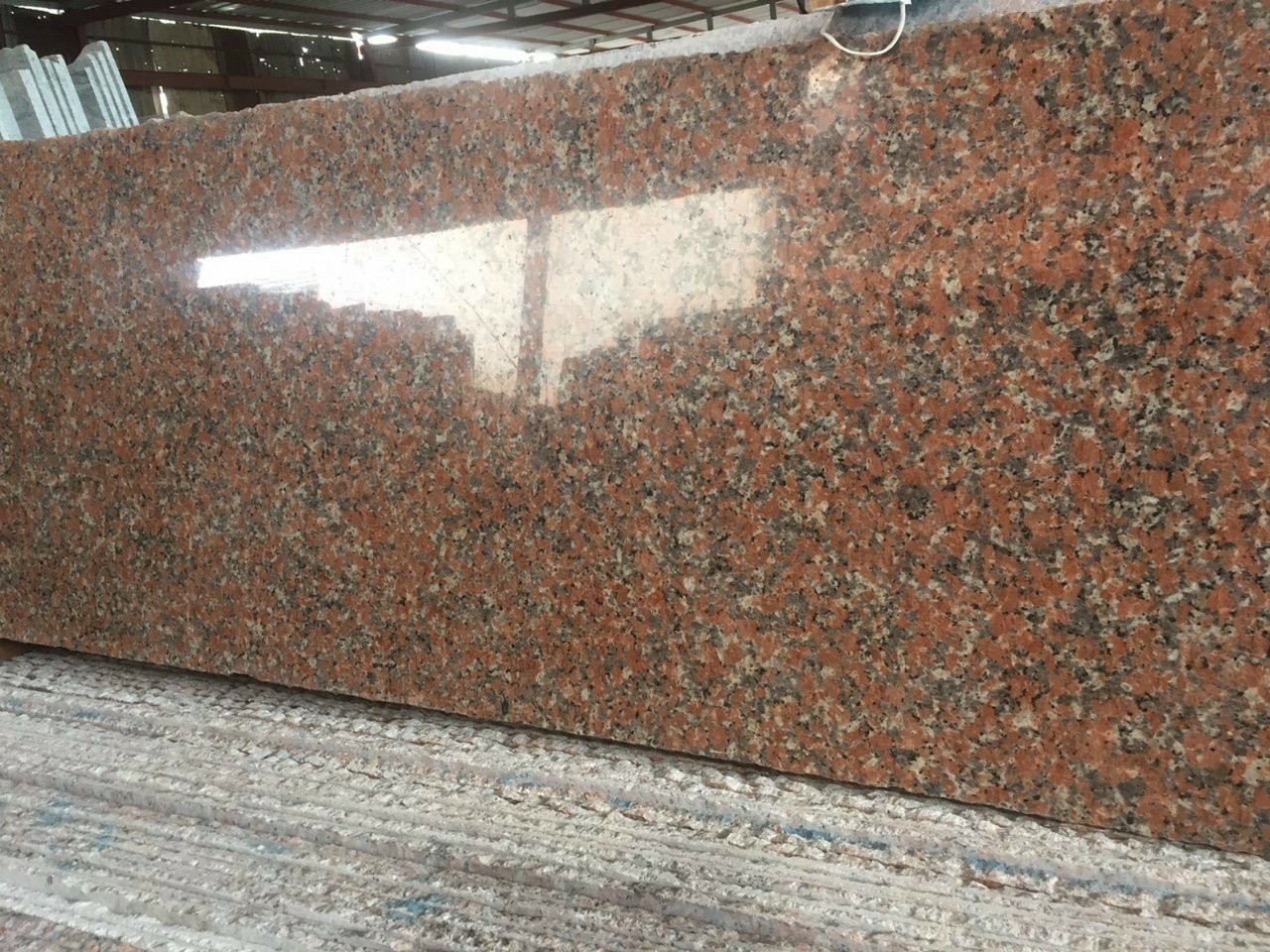 Một trong những ưu điểm nổi bật của đá mỹ nghệ là độ bền cao. Các loại đá tự nhiên như đá xanh, đá trắng, đá granite hay đá cẩm thạch đều có khả năng chịu lực tốt, chống chịu thời tiết và ít bị ảnh hưởng bởi môi trường