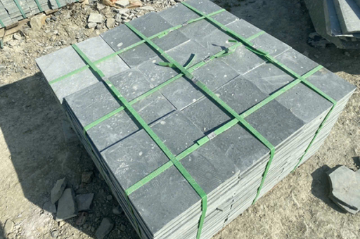 Đá xanh mỹ nghệ không cuốn hút người xem bằng sự hào nhoáng, mà chạm đến cảm xúc bằng chiều sâu và sự bền bỉ. Vẻ mộc mạc của đá gợi nhắc con người về sự giản đơn, về mối liên kết bền chặt giữa con người và thiên nhiên