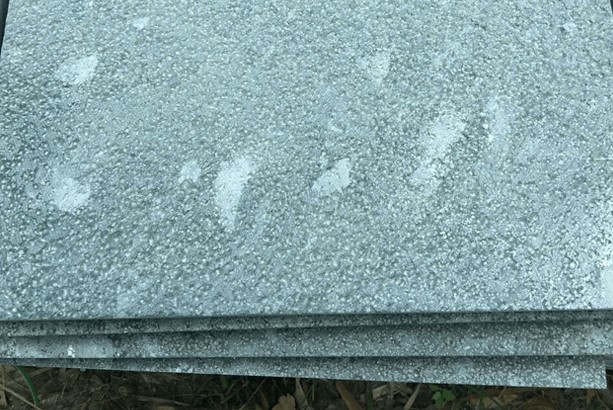 Trong thế giới đá mỹ nghệ đa dạng về màu sắc và chất liệu, đá xanh nổi lên như một lựa chọn đặc biệt: không quá rực rỡ, không phô trương, nhưng lại mang vẻ đẹp mộc mạc, trầm lắng và đầy chiều sâu