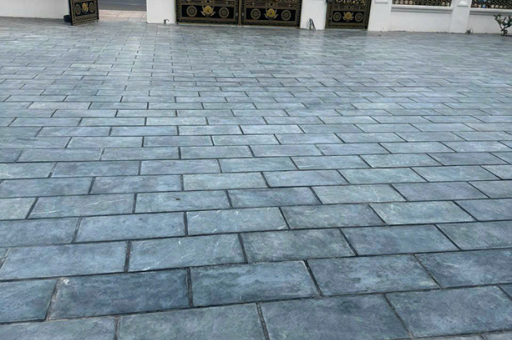 Ngoài các công trình tâm linh, loại đá này còn được ứng dụng trong trang trí sân vườn, tiểu cảnh, cổng nhà, bậc tam cấp hay các công trình mang phong cách truyền thống – Á Đông