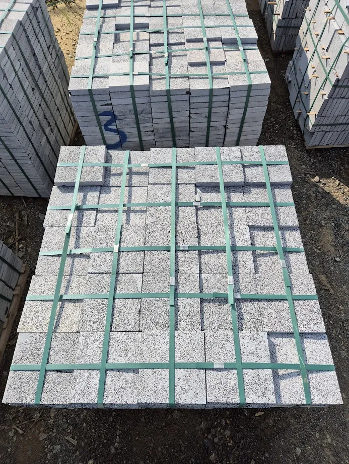 Không chỉ đẹp về mặt thẩm mỹ, đá xanh còn được đánh giá cao về độ bền. Loại đá này có khả năng chịu lực tốt, ít bị ảnh hưởng bởi thời tiết khắc nghiệt như mưa nắng, gió bụi hay sự thay đổi nhiệt độ