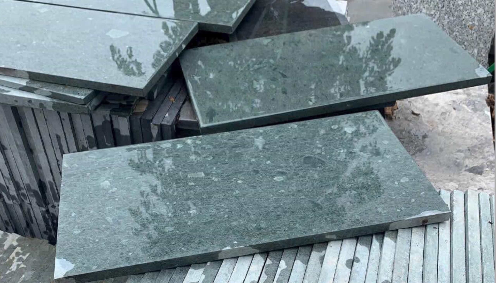 Một trong những giá trị lớn nhất của đá xanh rêu chính là vẻ đẹp càng dùng càng đẹp. Khác với nhiều vật liệu hiện đại cần bảo dưỡng thường xuyên, đá xanh rêu khi đặt ngoài trời sẽ dần phủ một lớp patina tự nhiên, làm màu đá thêm trầm, thêm cổ