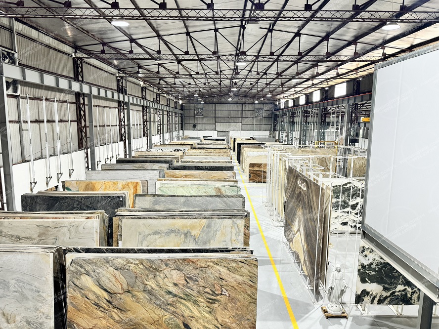 Từ những khối đá thô sơ trong lòng núi, qua bàn tay tài hoa của nghệ nhân, đá bản địa trở thành những công trình, tượng thờ và sản phẩm mỹ nghệ mang đậm dấu ấn dân tộc