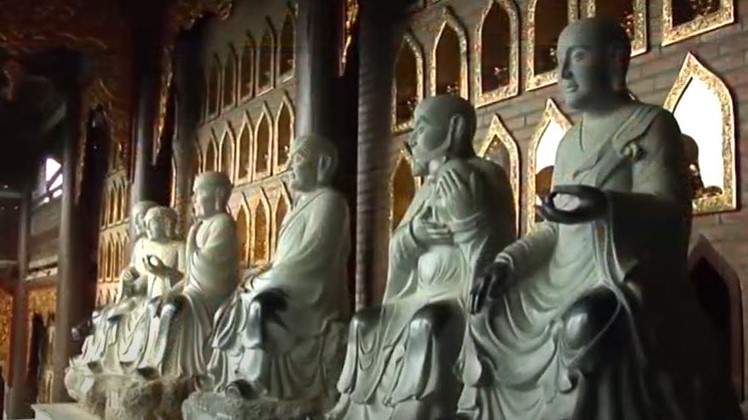 Một trong những dấu ấn rõ nét nhất của đá mỹ nghệ trong chùa chiền, đền miếu chính là tượng đá