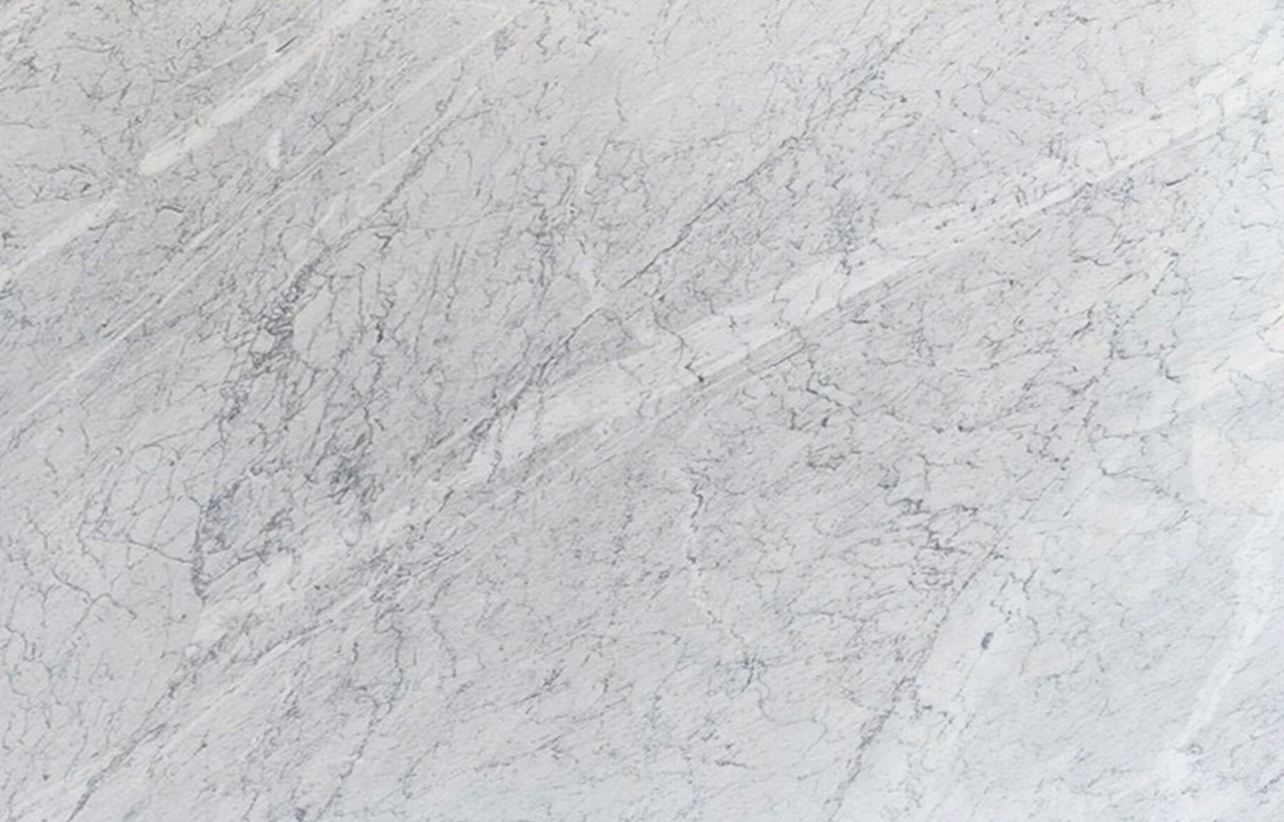 Nếu như đá granite nổi bật bởi sự cứng cáp, bền bỉ, đá xanh ghi dấu với nét trầm mặc, cổ kính, thì đá marble trắng lại được xem là biểu tượng của sự tinh khiết, mềm mại và nghệ thuật