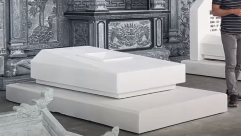 Bên cạnh vẻ đẹp, đá trắng mỹ nghệ còn được đánh giá cao về độ bền. Là đá tự nhiên, đá trắng có khả năng chịu lực tốt, ít bị ảnh hưởng bởi thời tiết nếu được xử lý và chế tác đúng kỹ thuật