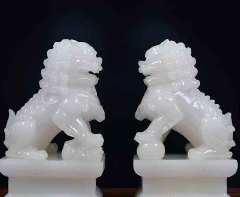 Tượng đá phong thủy thường được chế tác từ các loại đá tự nhiên như đá xanh, đá trắng, đá cẩm thạch hay đá granite